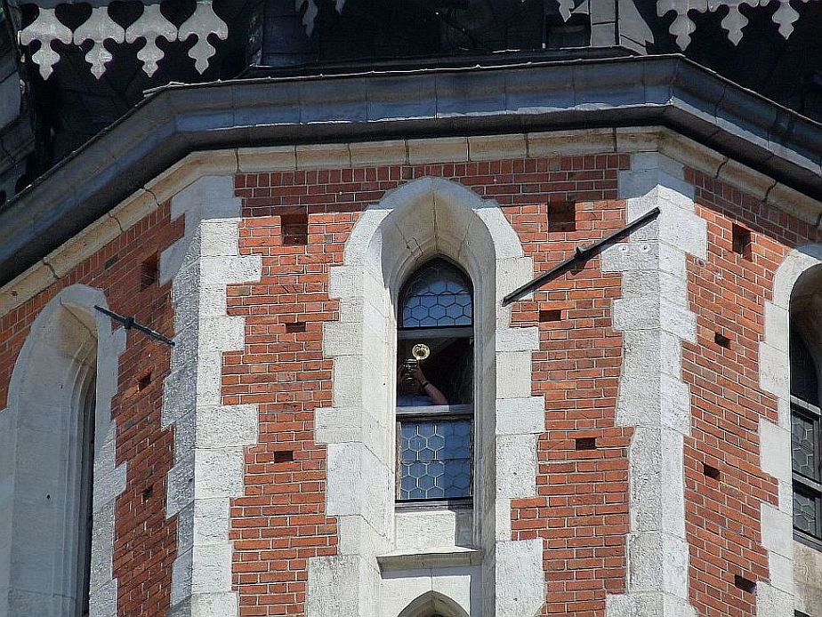 the bugler plays the trumpet every hour krakow-interesting-facts-bugler