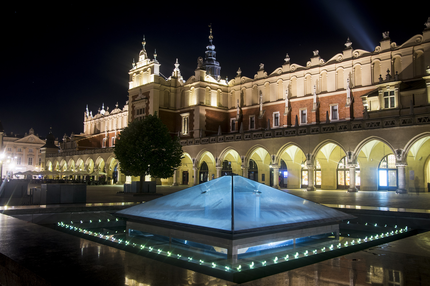 krakow-attractions-sukiennice-by-night krakow-attractions-sukiennice-by-night
