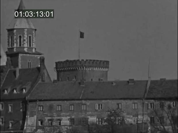 wawel-cathedral-nazi-flag wawel-cathedral-nazi-flag
