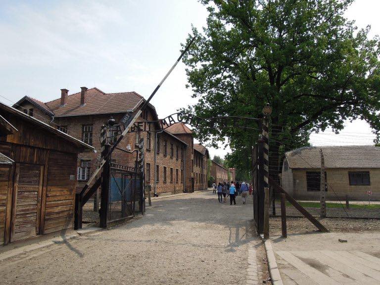 what-to-visit-in-krakow-auschwitz what-to-visit-in-krakow-auschwitz