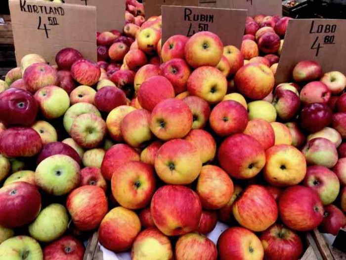 krakow-in-september-apples