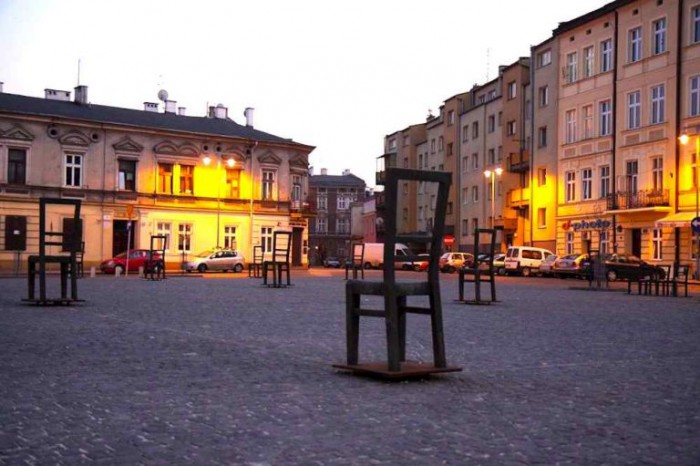 krakow-jewish-district-chairs